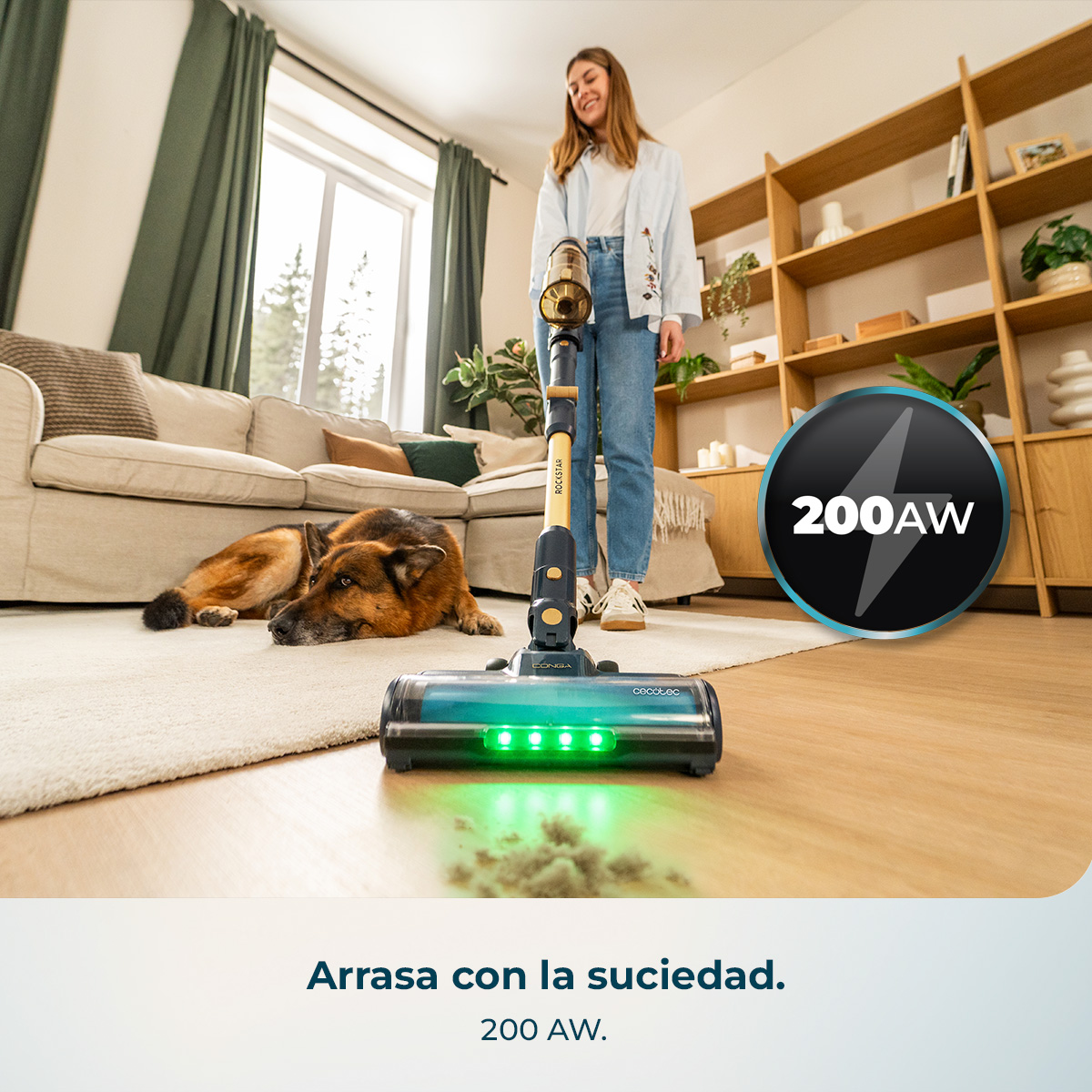 Una donna aspira un pavimento sporco mentre un cane riposa sul tappeto.
