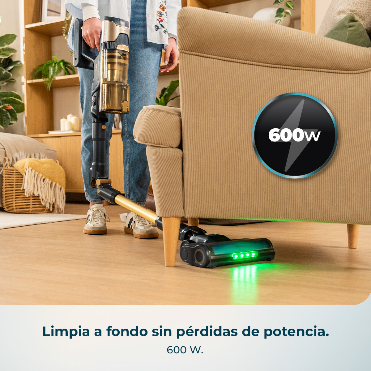 Una persona usa un aspirapolvere senza fili da 600W in un soggiorno.