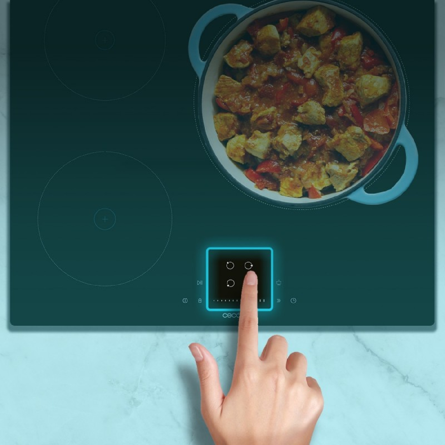 Mano toca controles de vitrocerámica sobre una olla de curry de pollo.