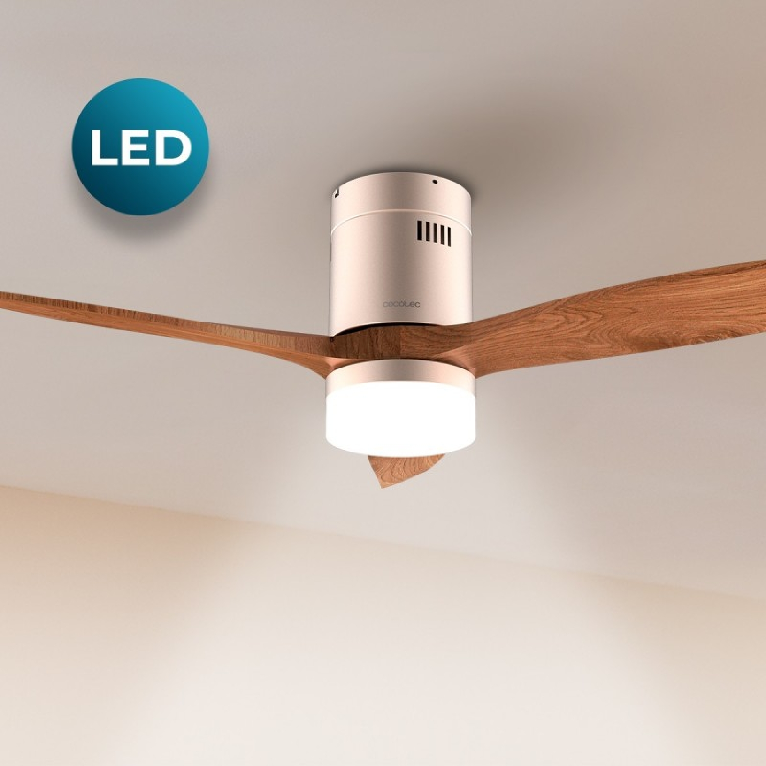 Un ventilador de techo con aspas de madera y una lámpara LED redonda.