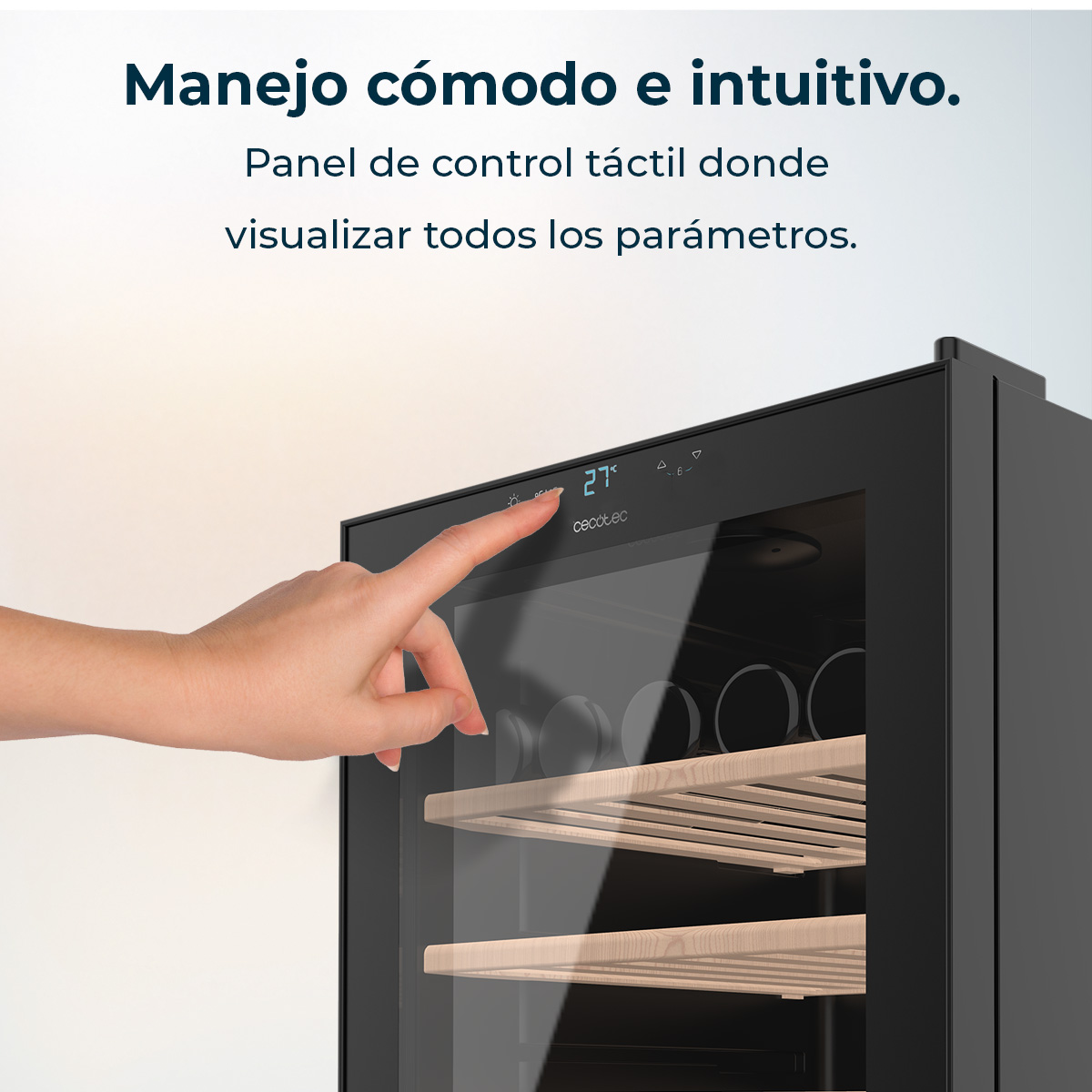 Un dito tocca il pannello di controllo di un apparecchio nero con ripiani in legno.