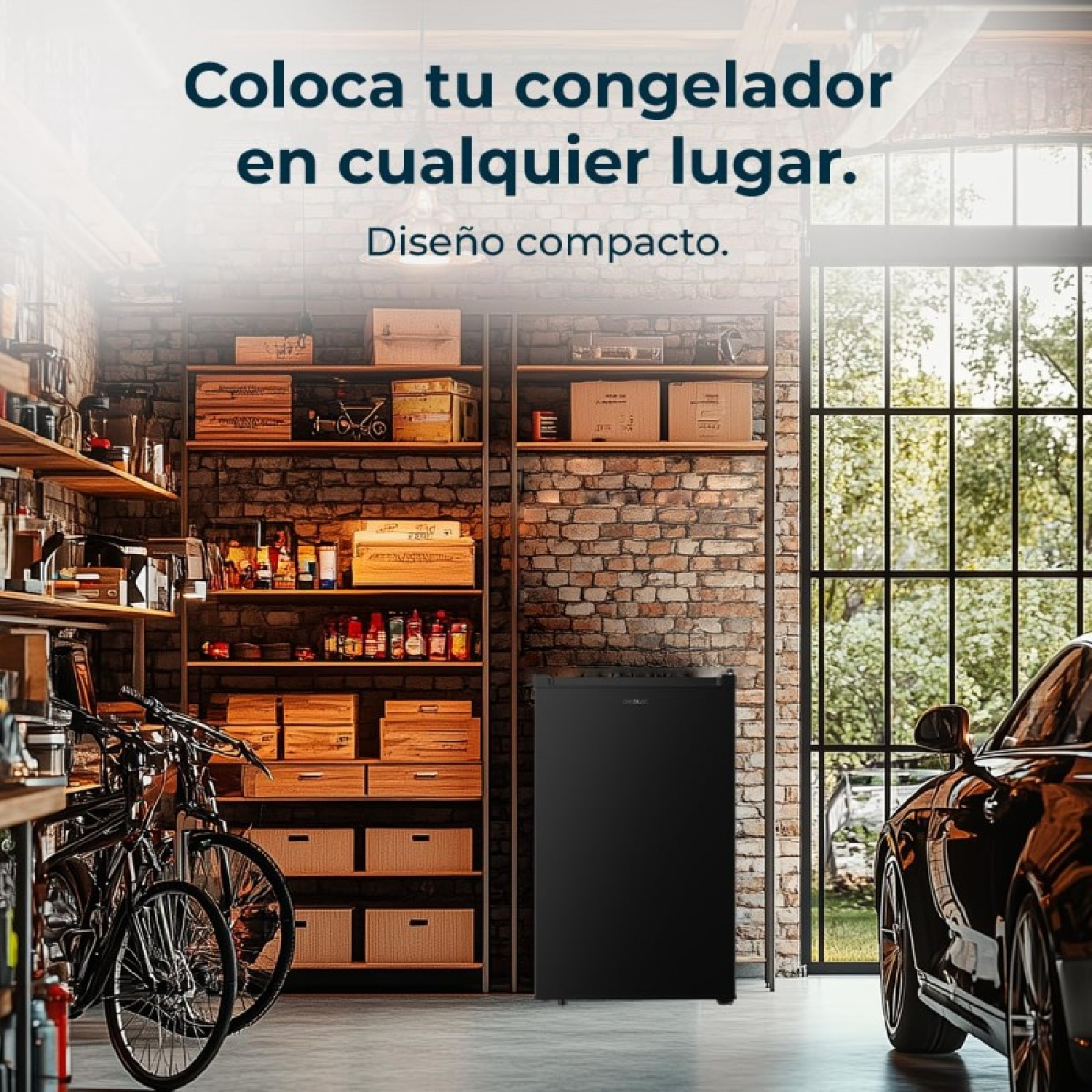 Un refrigerador negro está en un garaje junto a bicicletas y un coche.