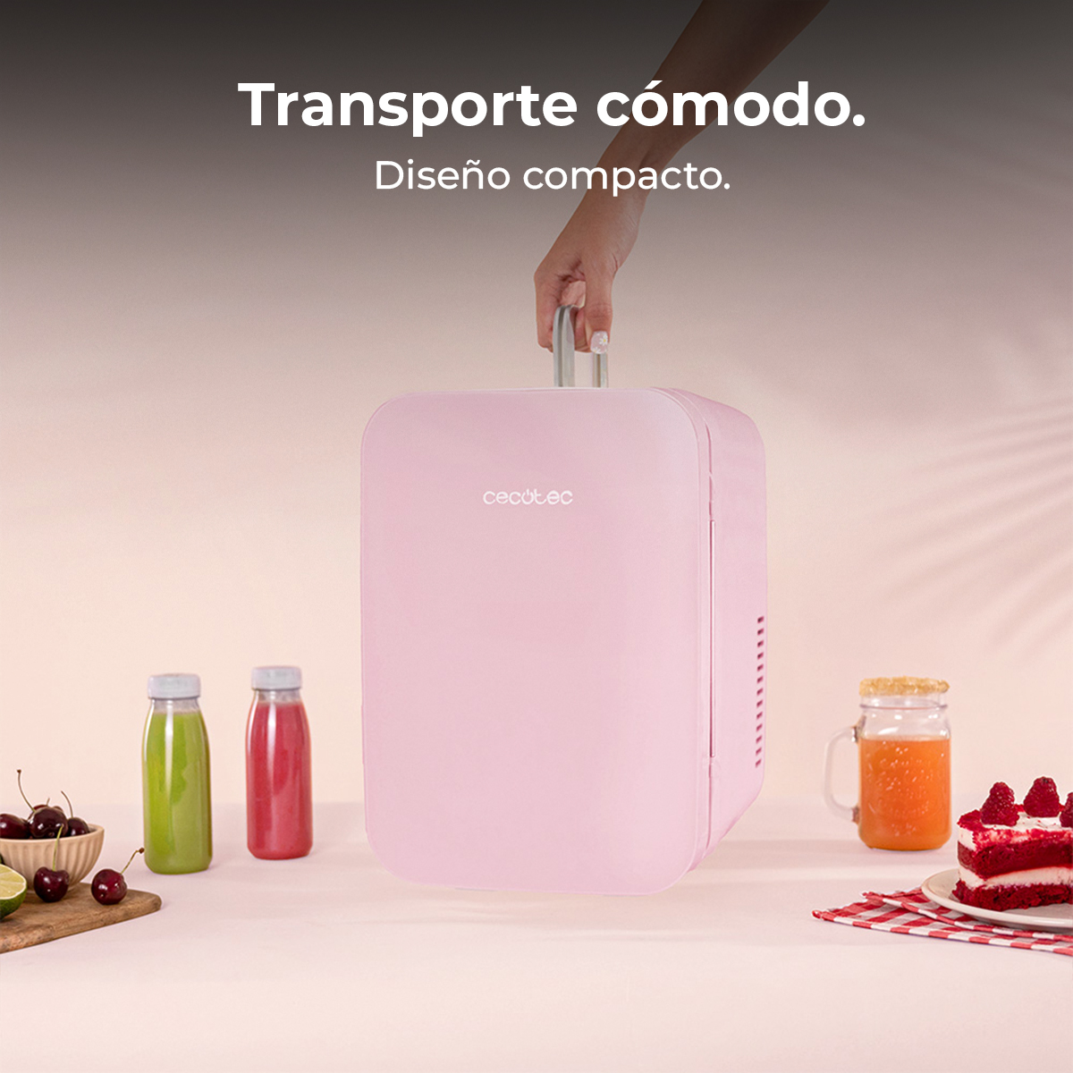 Un mini-frigo rosa con bevande e torta. Testo: Transporte cómodo.