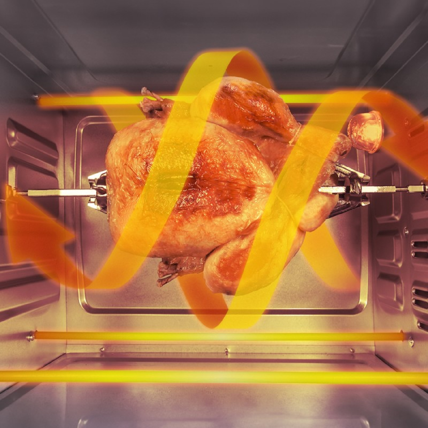 Een goudbruine kip draait op een spit in een oven met gele verwarmingselementen.