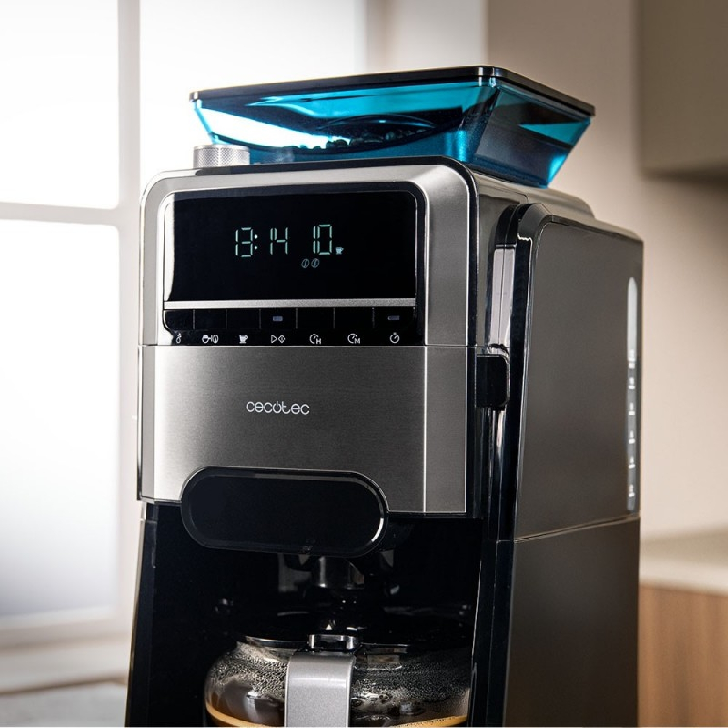 Macchina da caffè con display digitale e contenitore chicchi blu.