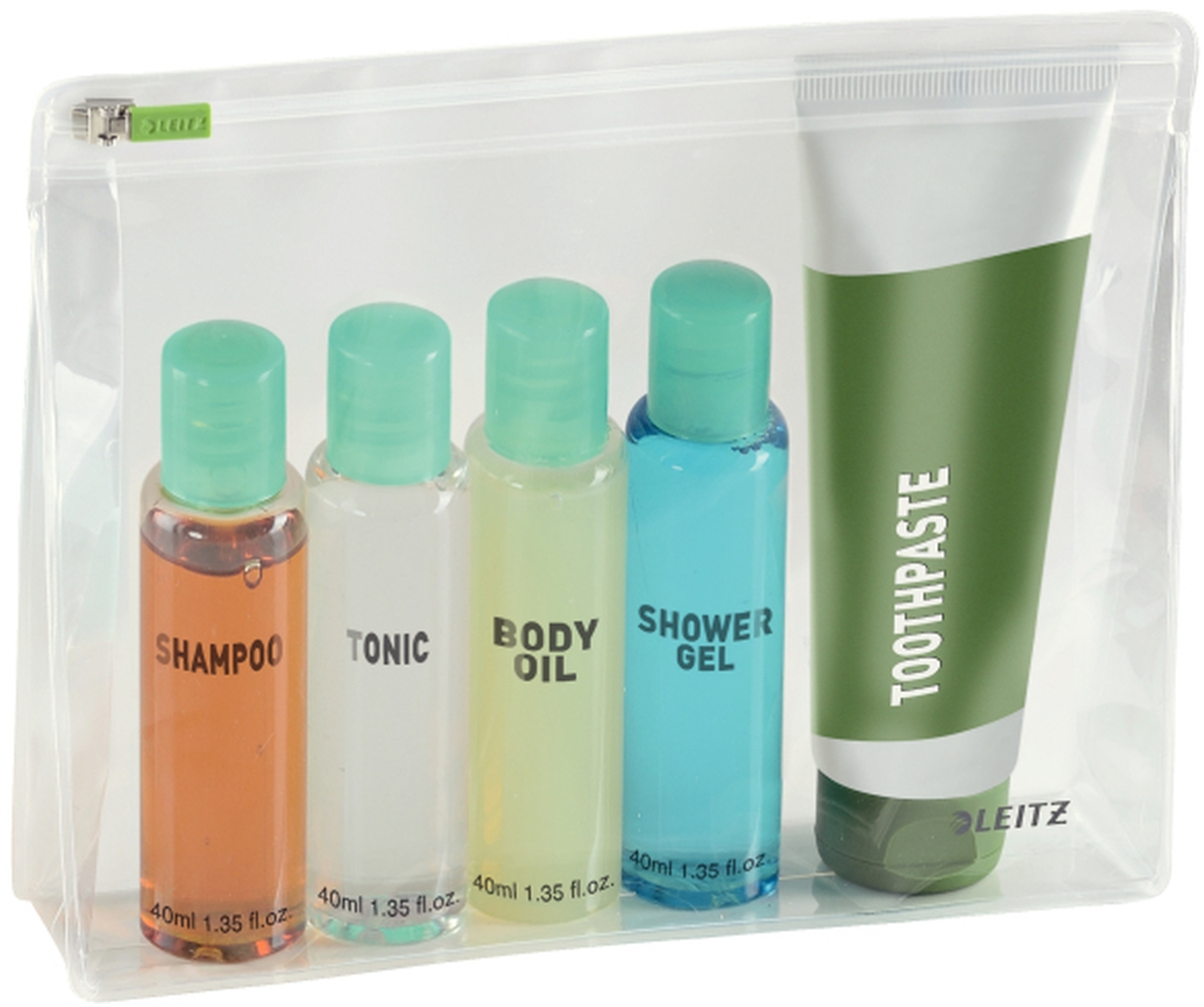 Reise-Kulturbeutel mit Shampoo, Tonic, Body Oil, Duschgel und Zahnpasta.