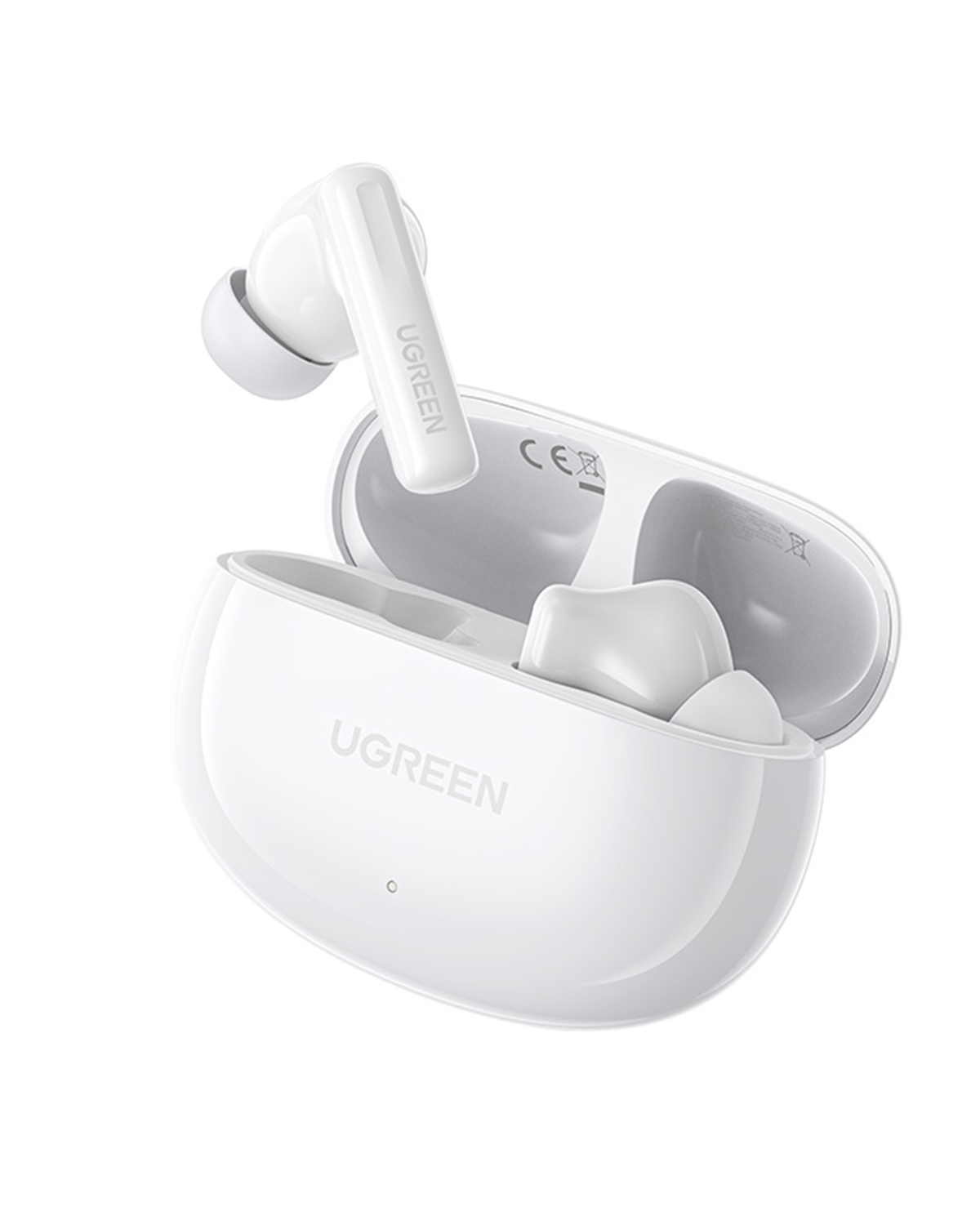 Białe bezprzewodowe słuchawki UGREEN w otwartym etui ładującym. Jedna słuchawka jest w etui.