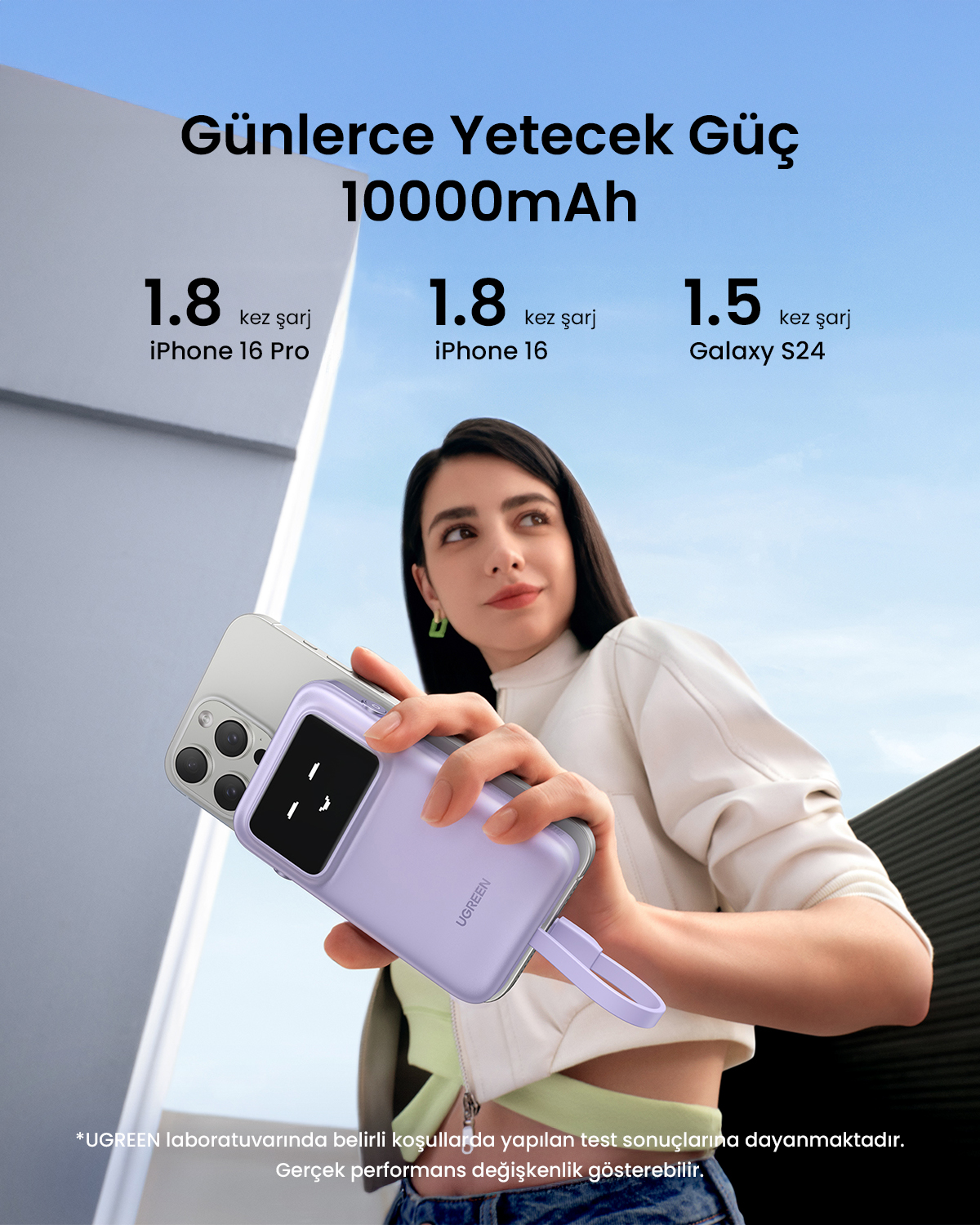 Kobieta trzyma fioletowy power bank ładujący iPhone'a i Galaxy S24.