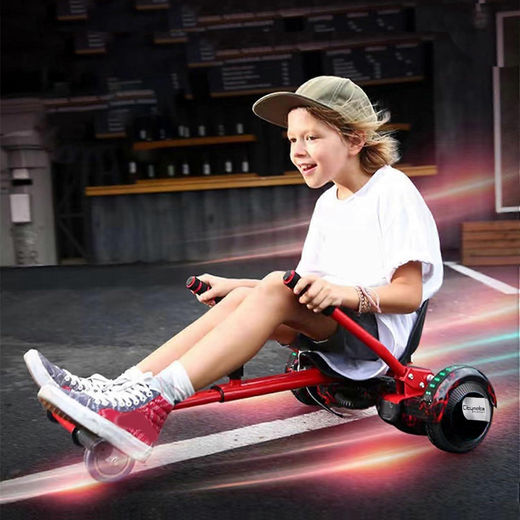 Bir çocuk kırmızı tutamaklı ve ışıklı hoverboard üzerinde sürüyor.