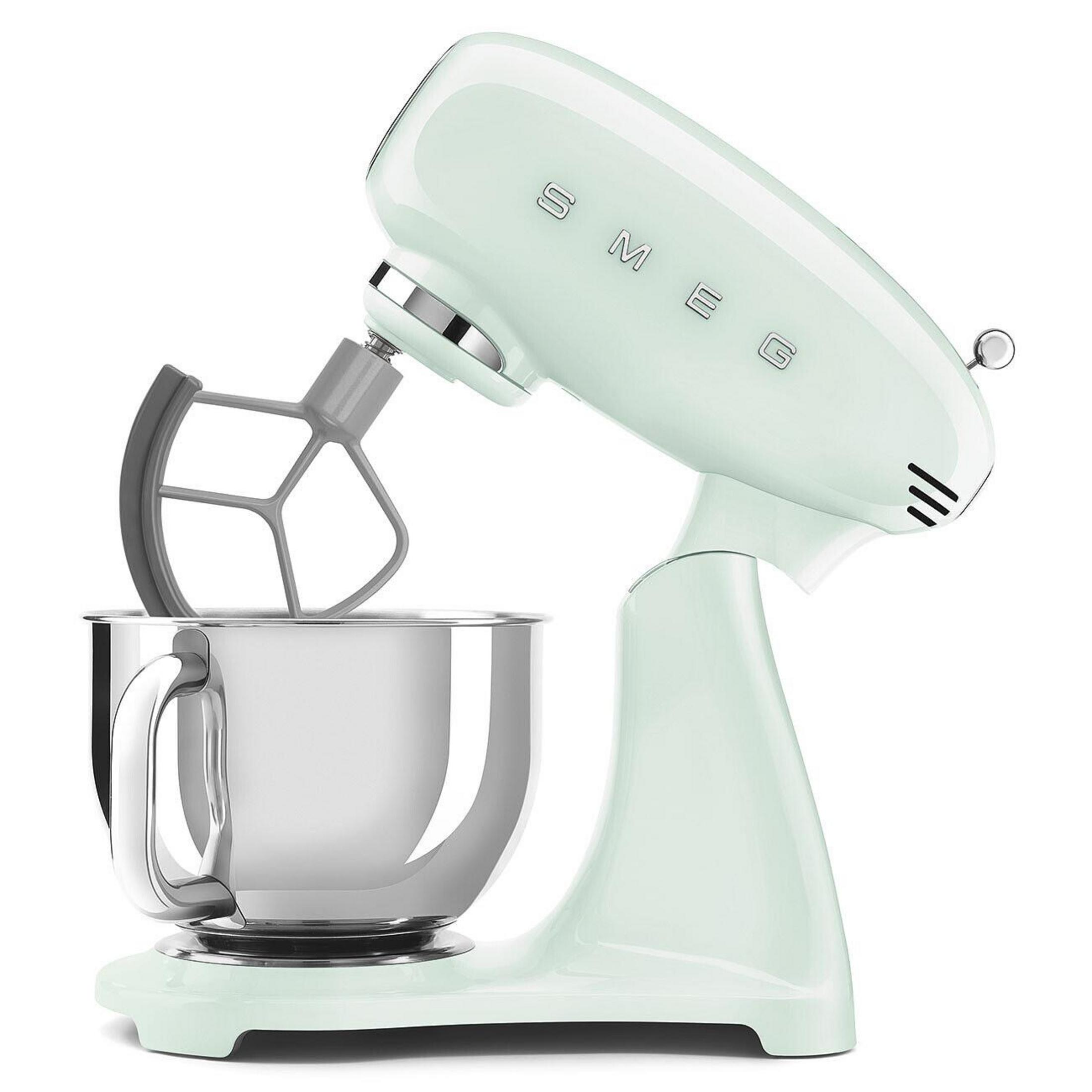 Batidora de pie SMEG verde claro con bol de acero inoxidable y varilla gris.