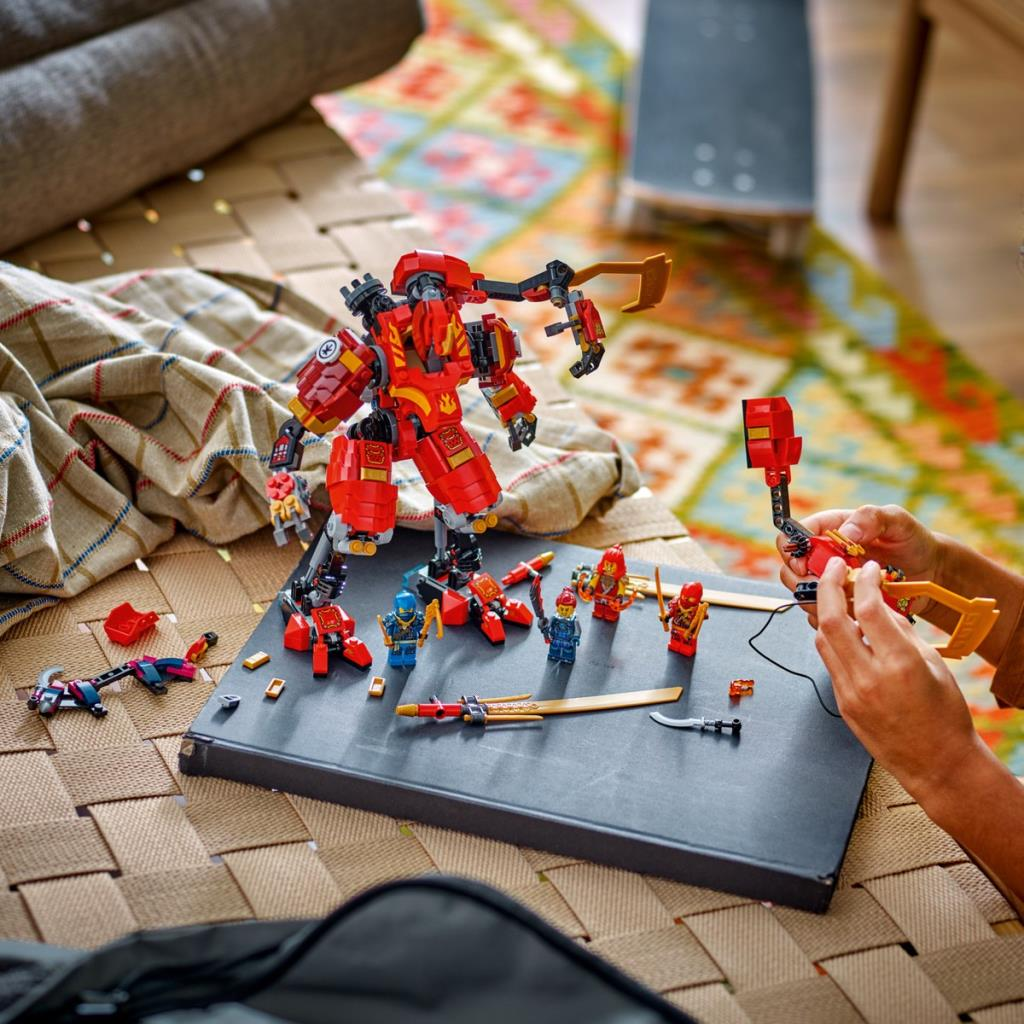 Koyu yüzeyde kırmızı ve sarı Lego mekanizması, figürler ve silahlar.