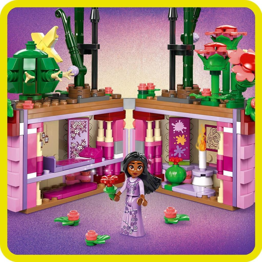 Una figura de Lego con vestido morado está en una habitación de Lego rosa y marrón con flores.