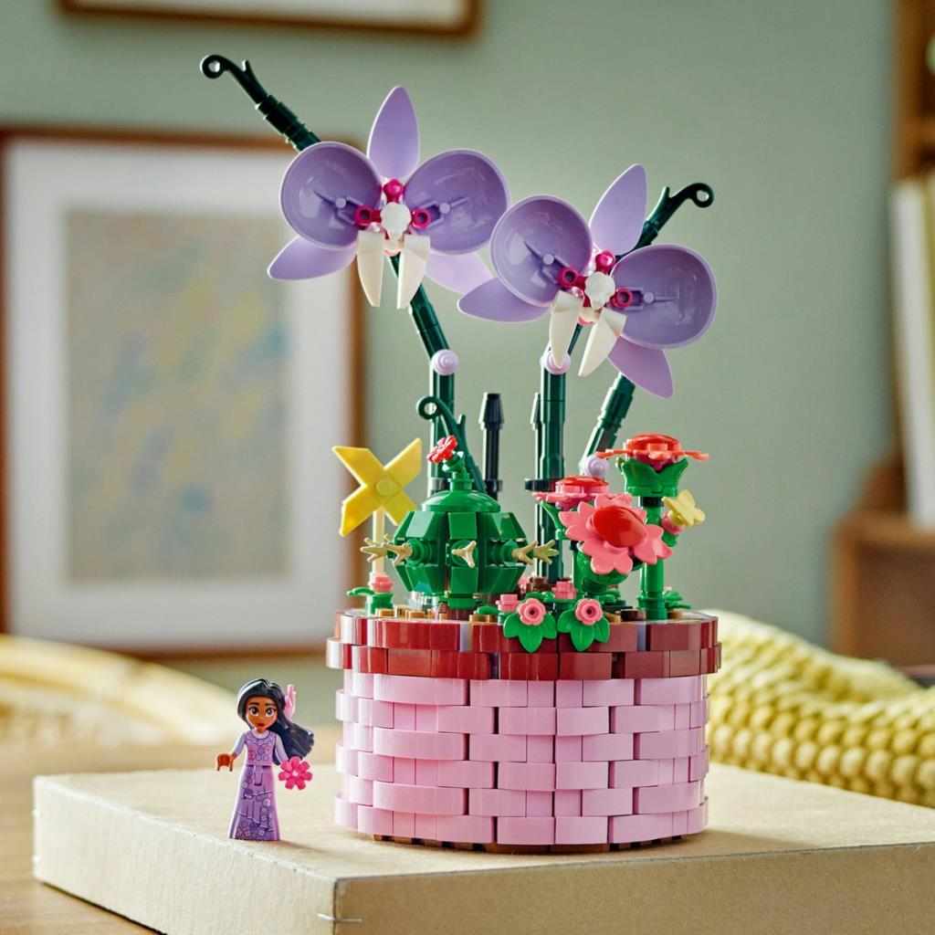 Una maceta de orquídeas Lego con una minifigura al lado.