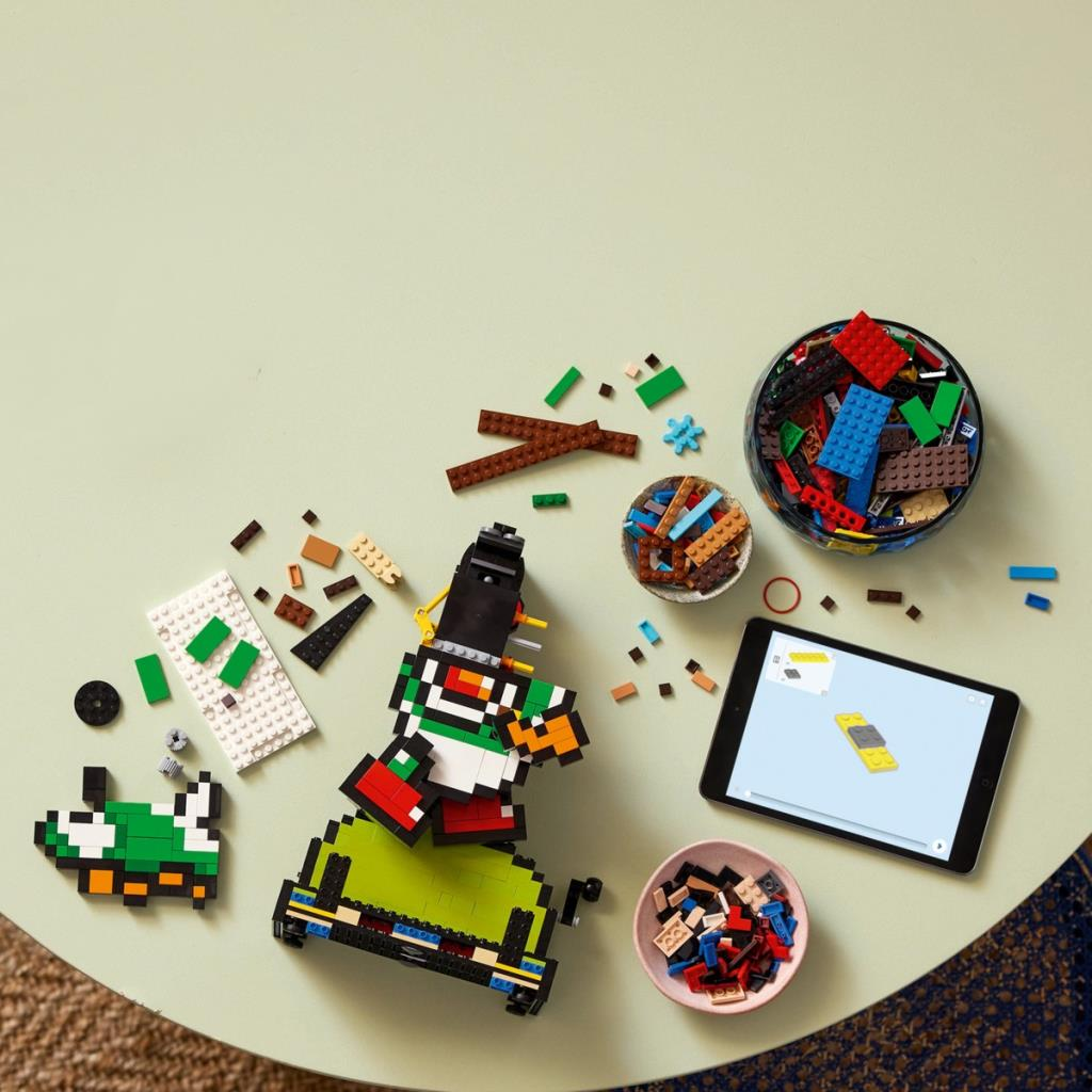 Renkli LEGO tuğlaları ve yapım talimatları olan bir tablet masada.