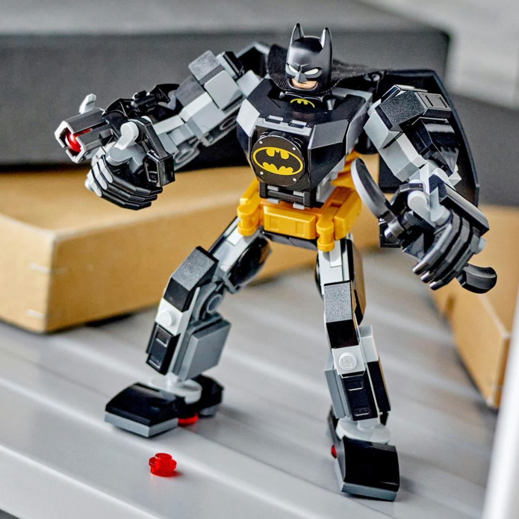 Siyah ve gri Lego Batman mech takımı, üzerinde bir silah tutarak gri bir yüzeyde duruyor.