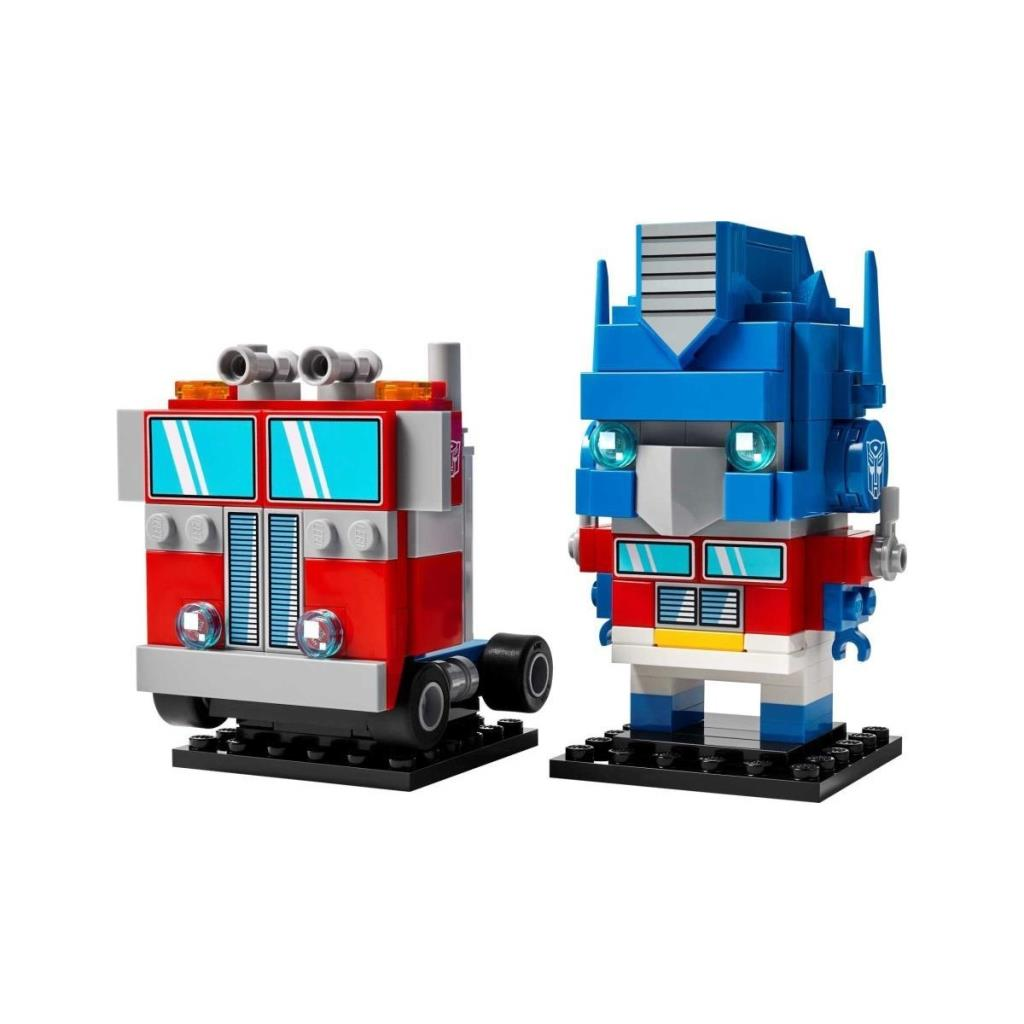 LEGO Optimus Prime kamyon ve baş olarak, kırmızı, mavi ve gri tuğlalardan yapılmış.