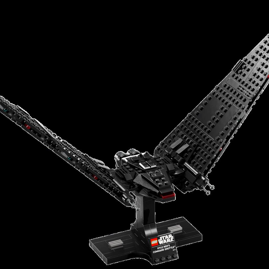 Geniş kanatlı siyah bir Lego uzay gemisi, teşhir standına monte edilmiş.