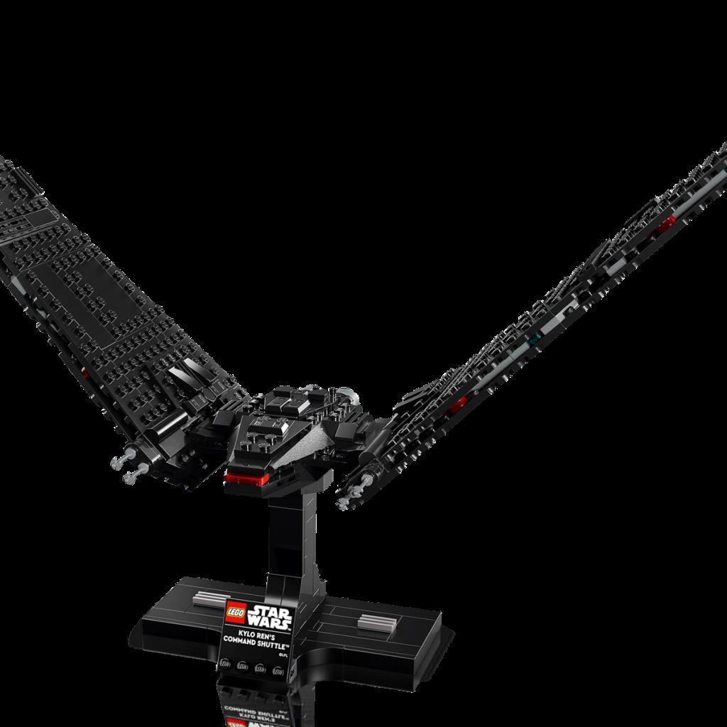 Kanatları açık siyah bir Lego uzay gemisi, bir stant üzerinde sergileniyor.