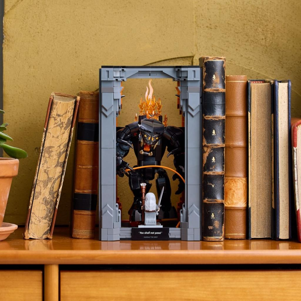 Alevli Lego Balrog, kitapların yanında bir kemerin arkasında duruyor.