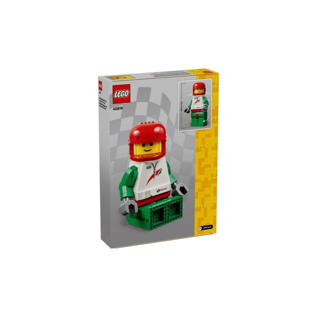 Lego yarış arabası sürücüsü seti içeren kutu, kırmızı kask, yeşil takım.