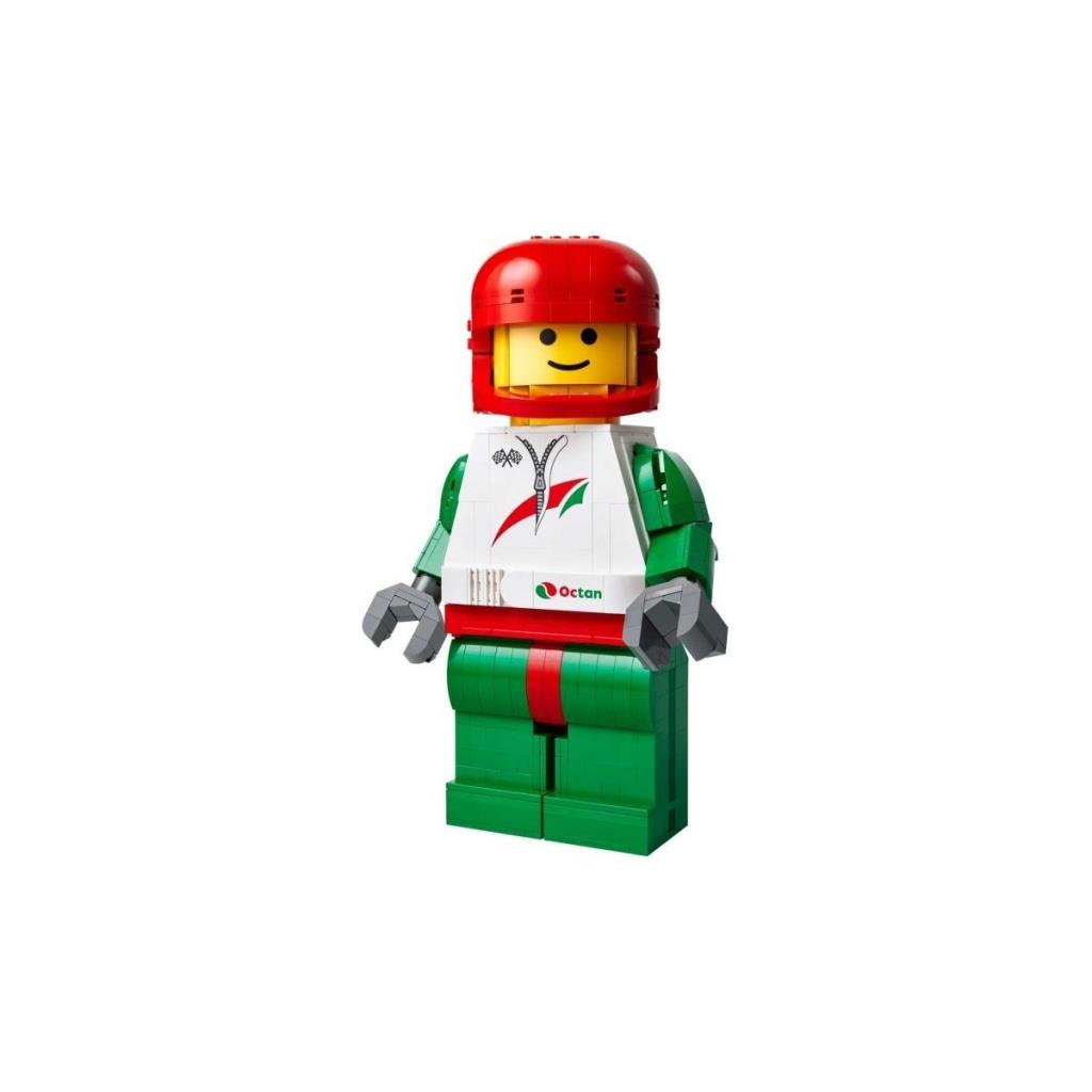 Kırmızı kask, beyaz üst ve yeşil pantolon giyen bir Lego figürü.