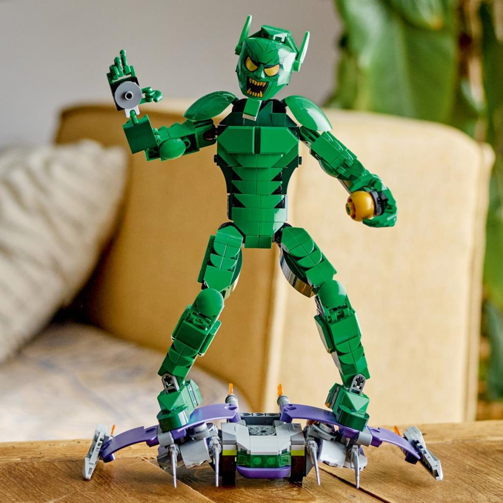 Mor ve gri planör üzerinde Yeşil Goblin Lego figürü, sarı küre tutuyor.