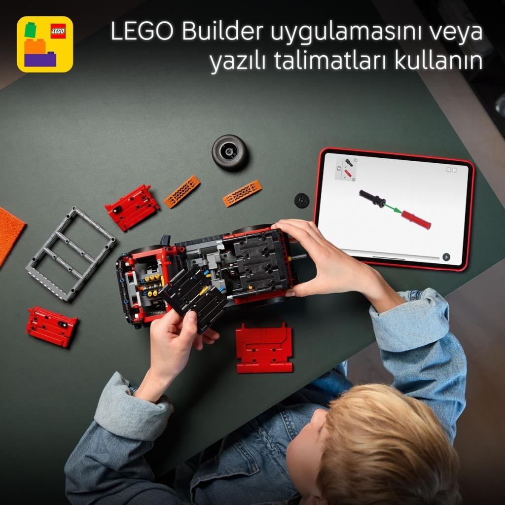 Çocuk tablet talimatlarıyla Lego inşa ediyor. Masada kırmızı araba.