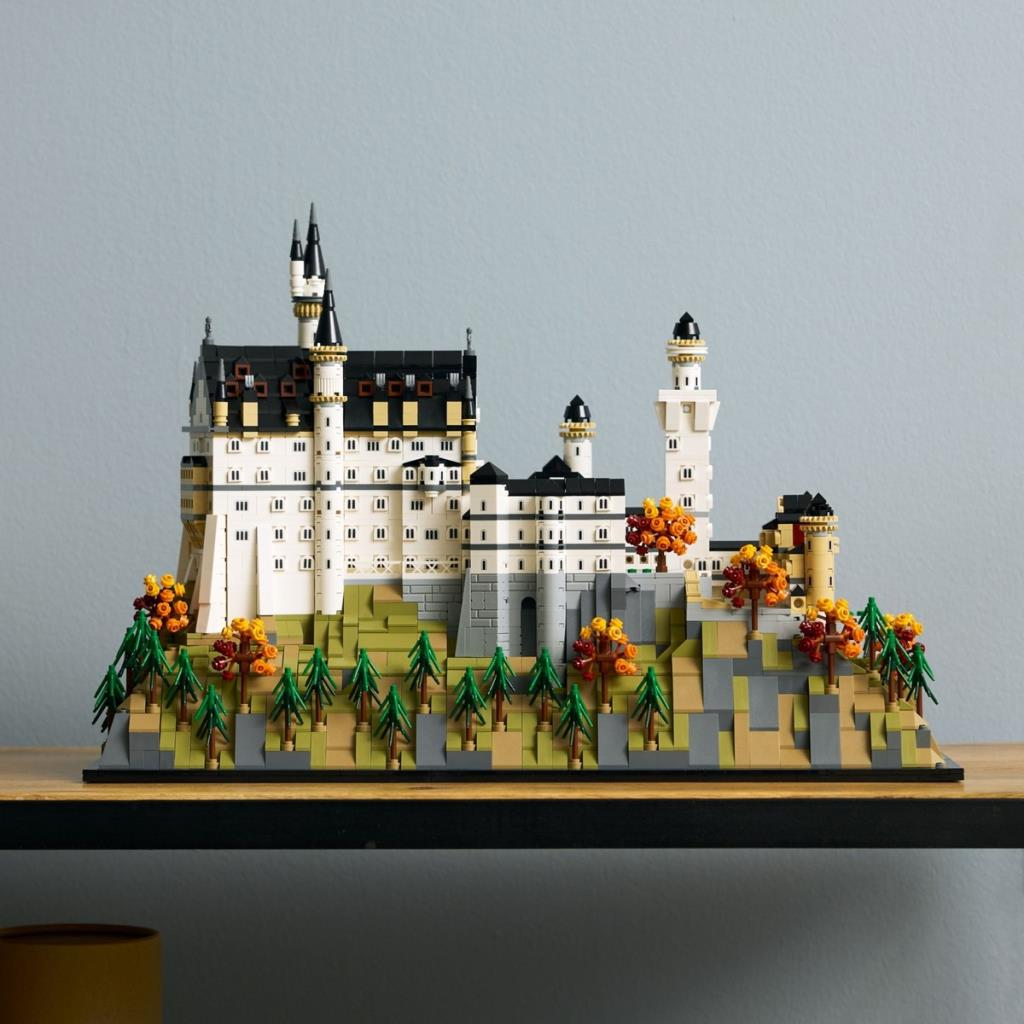 Ağaçlı kayalık bir tepede Lego kale modeli.