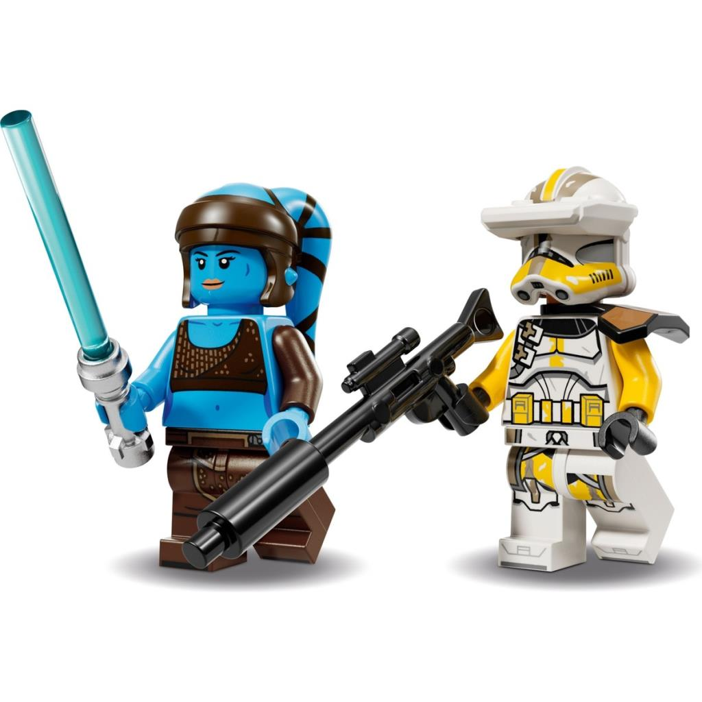 Figuras Lego: alien azul con sable de luz y soldado clon con rifle.