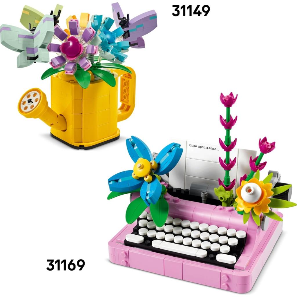 Sarı bir sulama kabı ve pembe bir daktiloda renkli Lego çiçekleri.