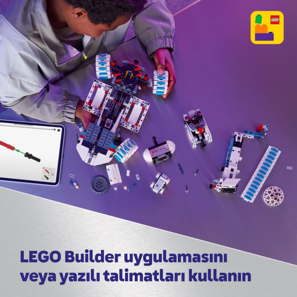 Çocuk LEGO parçalarıyla inşa ediyor, tablet rehberi görünüyor.