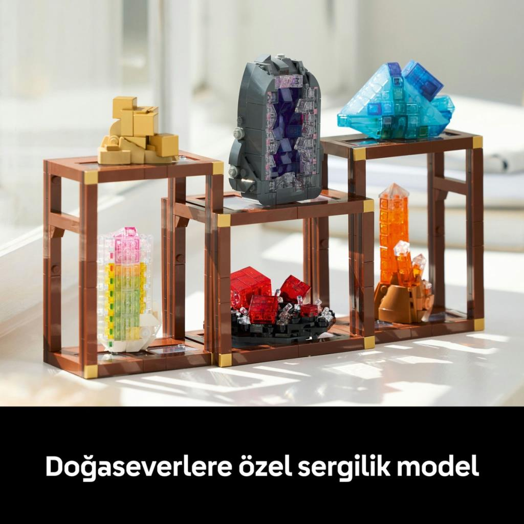 Aydınlık arka plan önünde ahşap raflarda renkli Lego kristal modelleri.