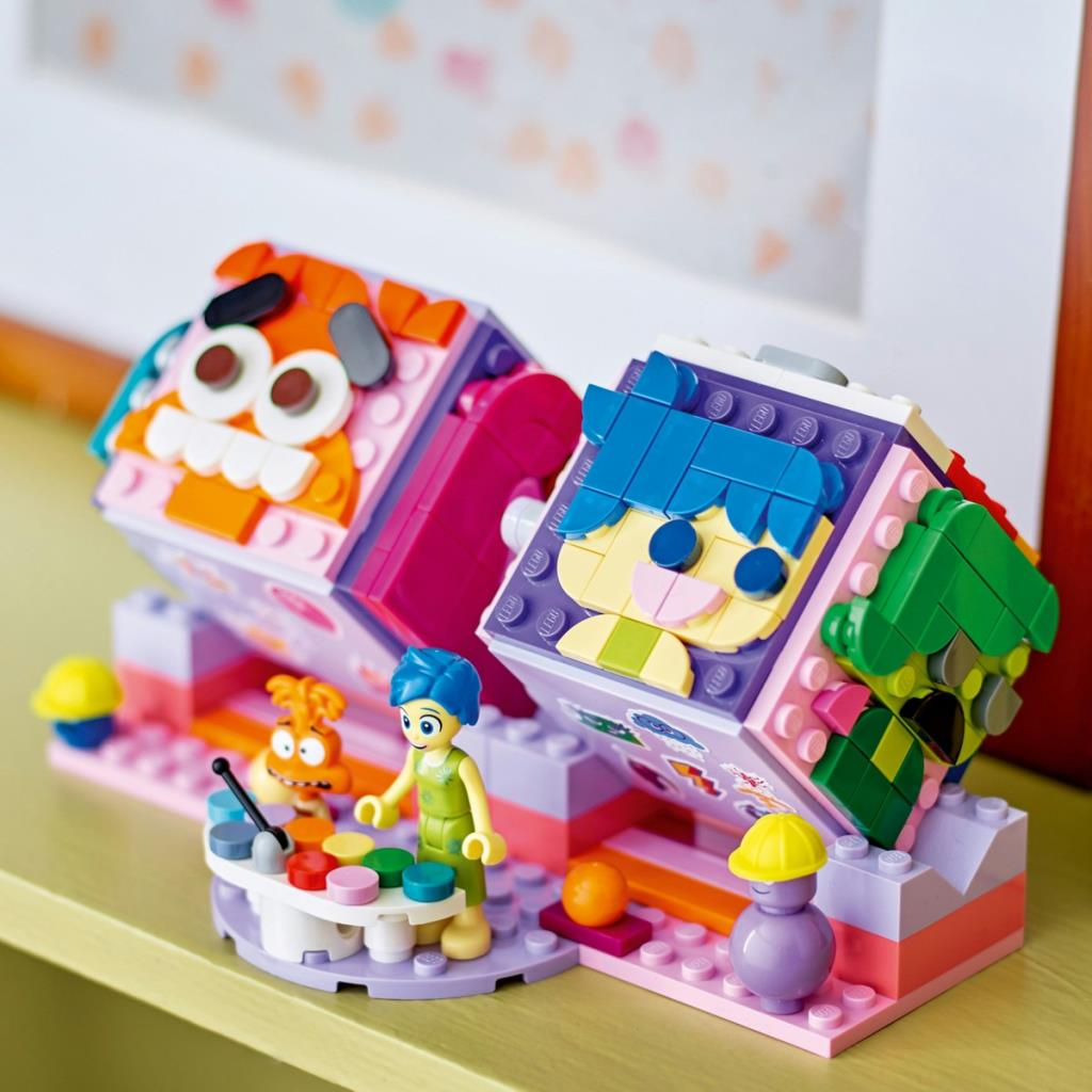 LEGO Joy ve Fear figürleri renkli bloklar ve aksesuarlarla.