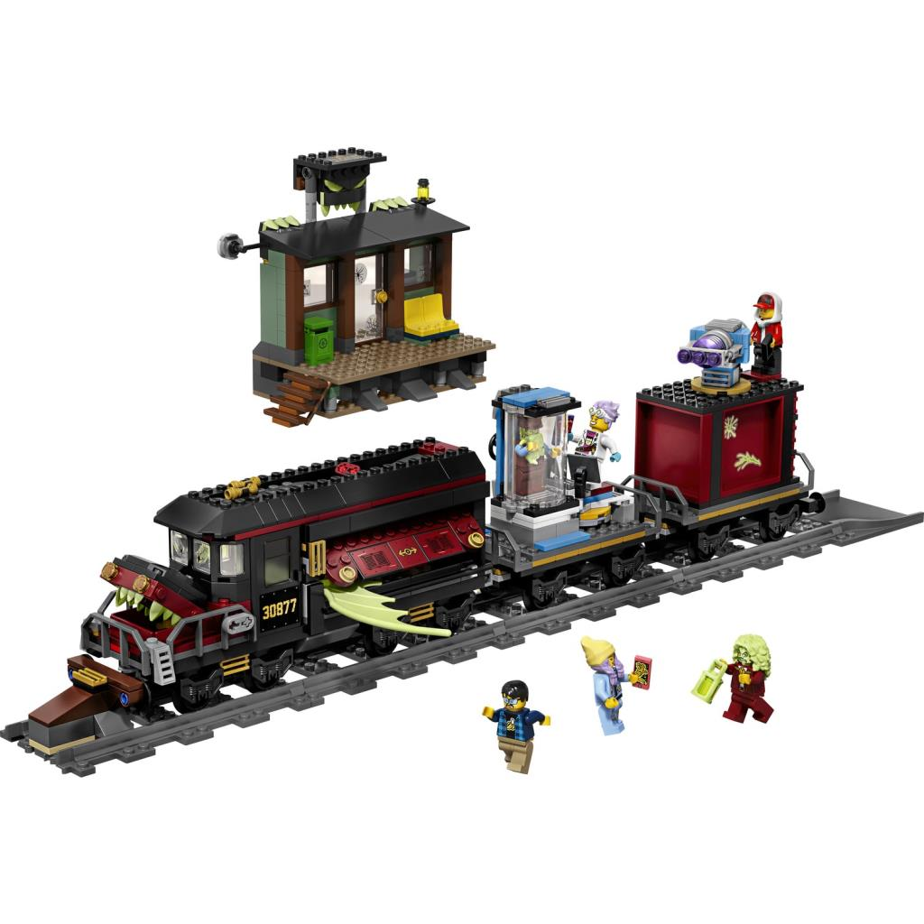 Een LEGO spooktrein met wagons, figuren en een stationsgebouw.