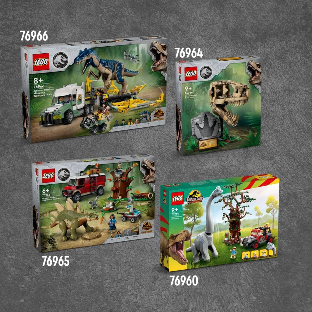 Dört Lego Jurassic Park oyuncak seti: dinozorlu kamyon, dino kafatası, Stegosaurus keşfi ve ağaç ev.