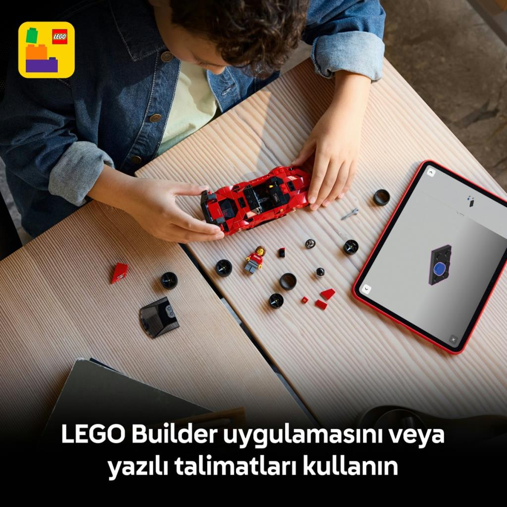 Dziecko buduje czerwony samochód sportowy Lego, patrzy na tablet.