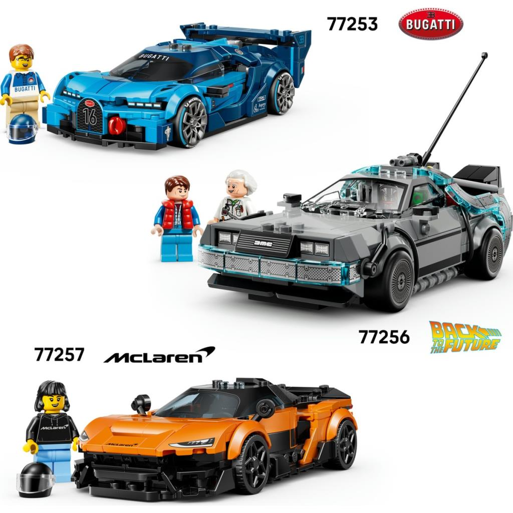Minifigürlü üç Lego araba: mavi Bugatti, gri DeLorean, turuncu McLaren.