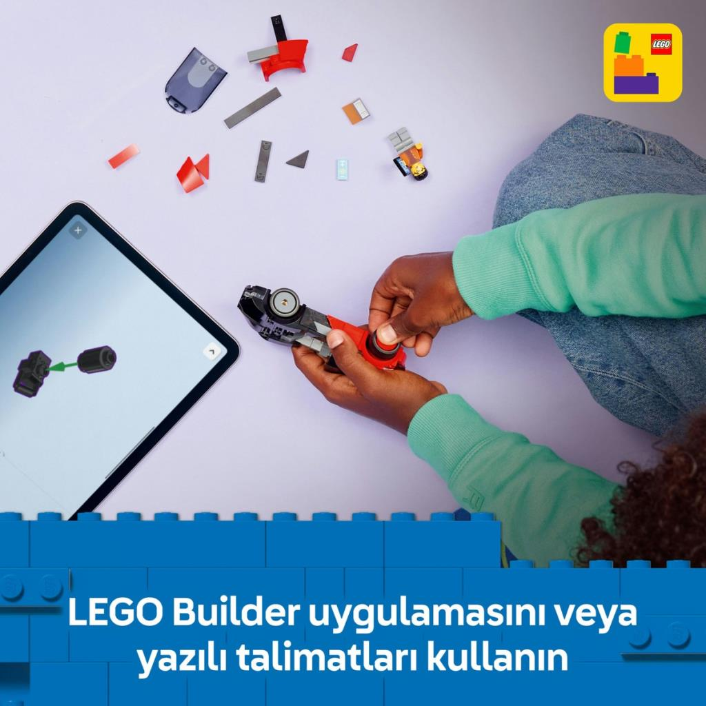 Dziecko buduje Lego z instrukcją na tablecie. Części na stole.