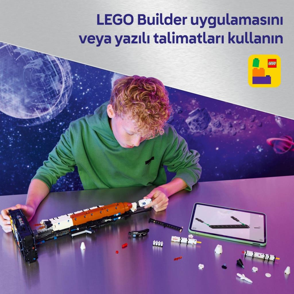 Chłopiec buduje statek kosmiczny LEGO z instrukcjami na tablecie.