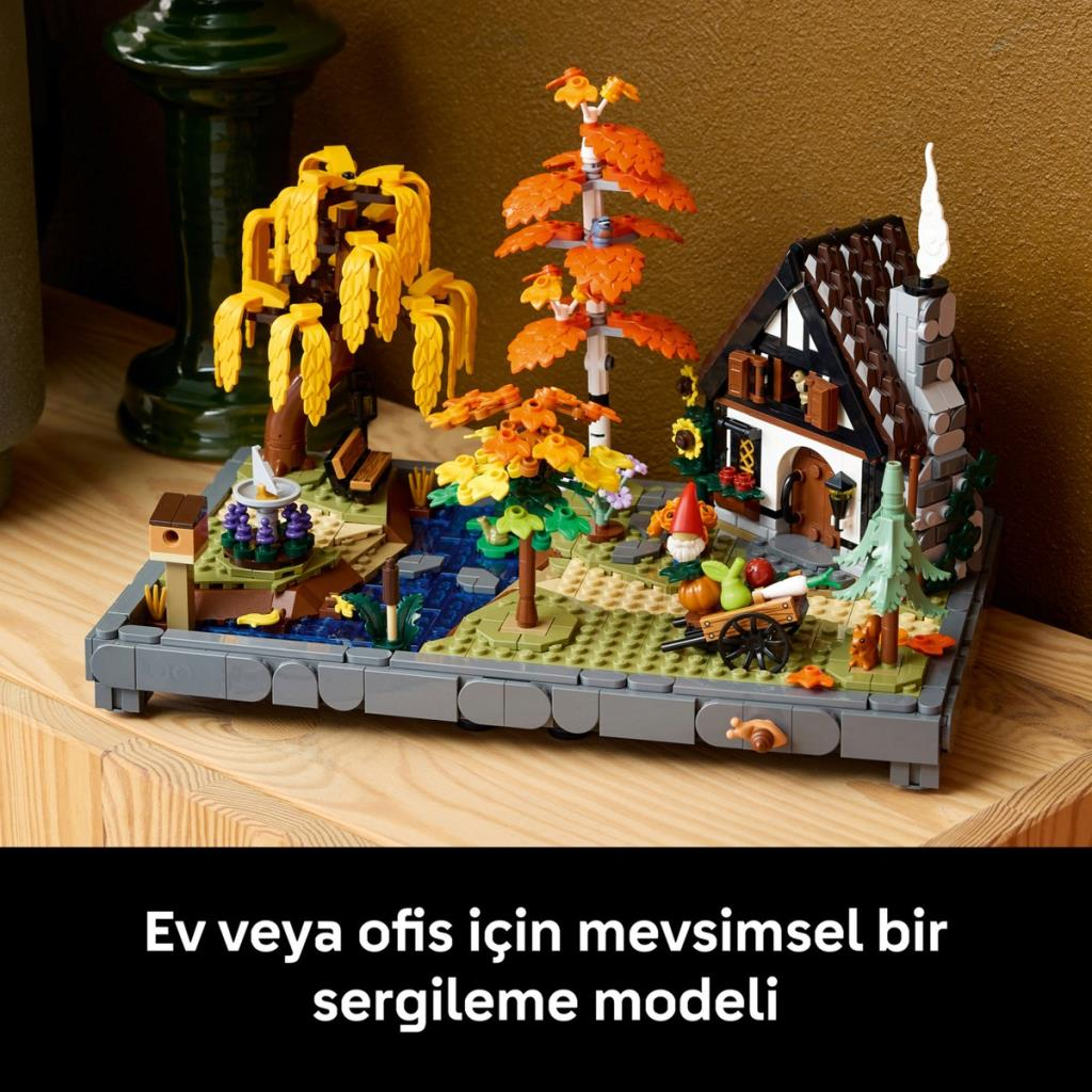 Ev, ağaçlar, nehir ve figürler içeren bir Lego sonbahar sergileme modeli.