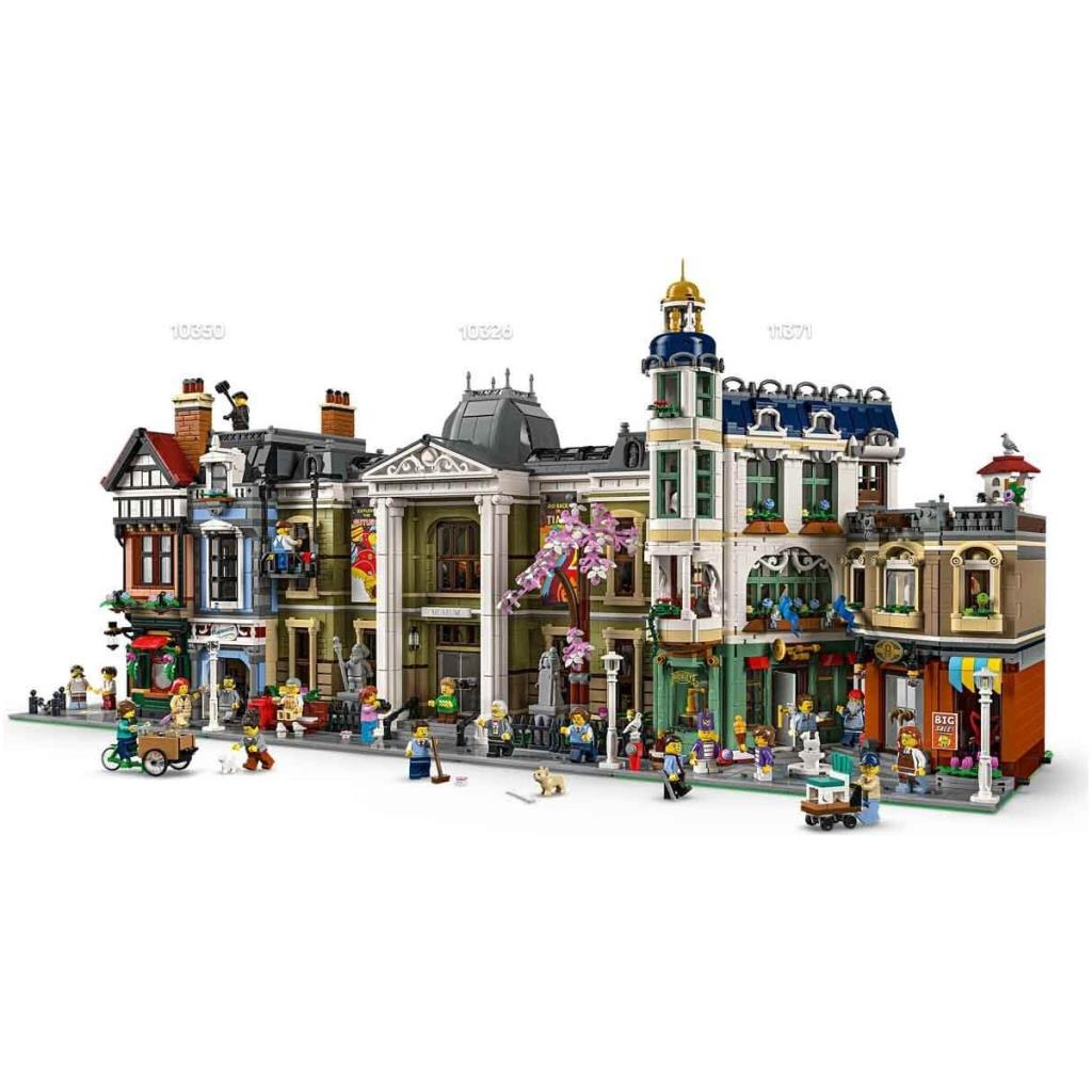 Binalar ve figürler içeren detaylı bir LEGO şehir sokak manzarası.