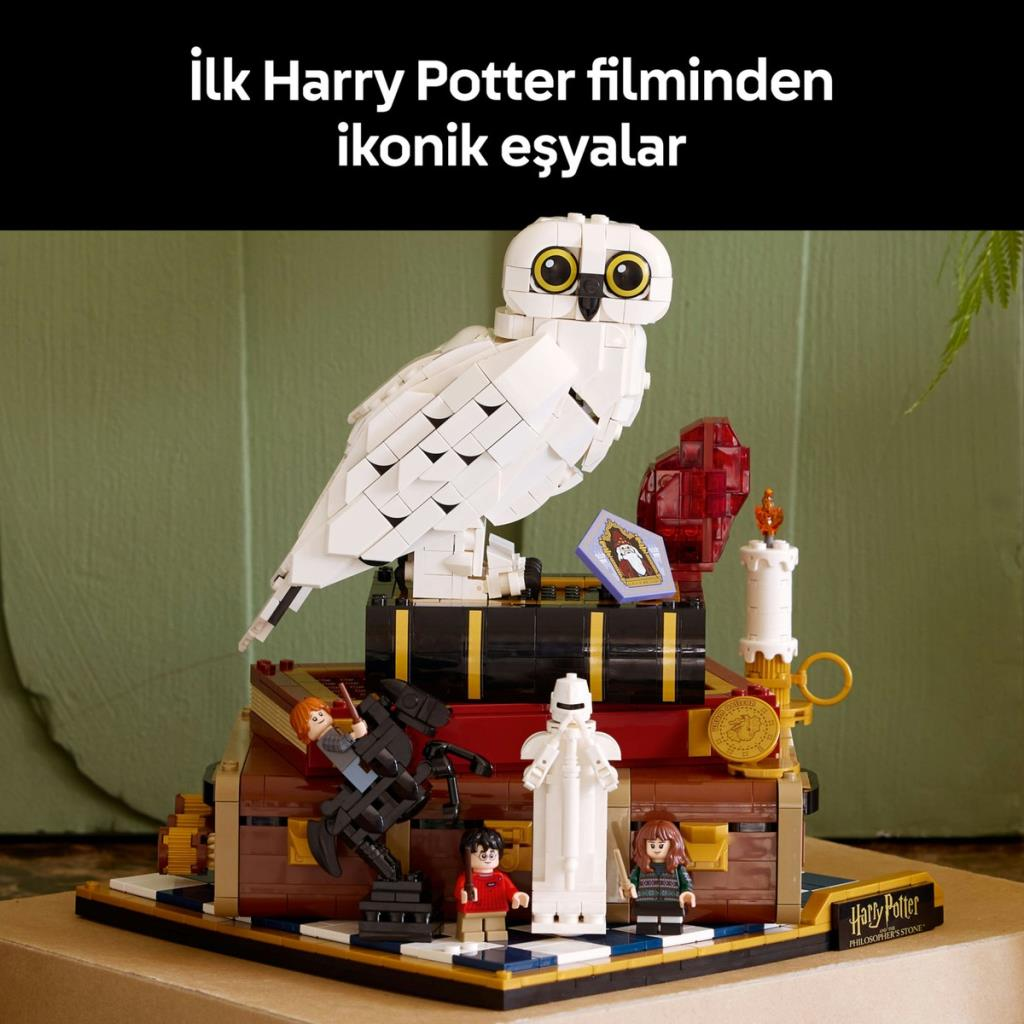 İlk filmden Hedwig, figürler ve ikonik eşyaların olduğu Lego Harry Potter seti.