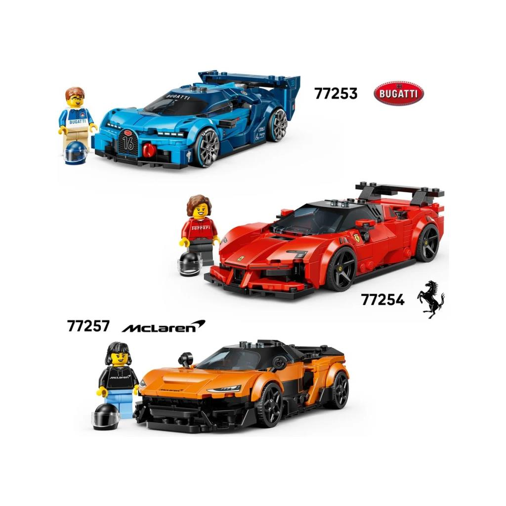 Üç Lego oyuncak araba: mavi, kırmızı ve turuncu, yanlarında figürler var.