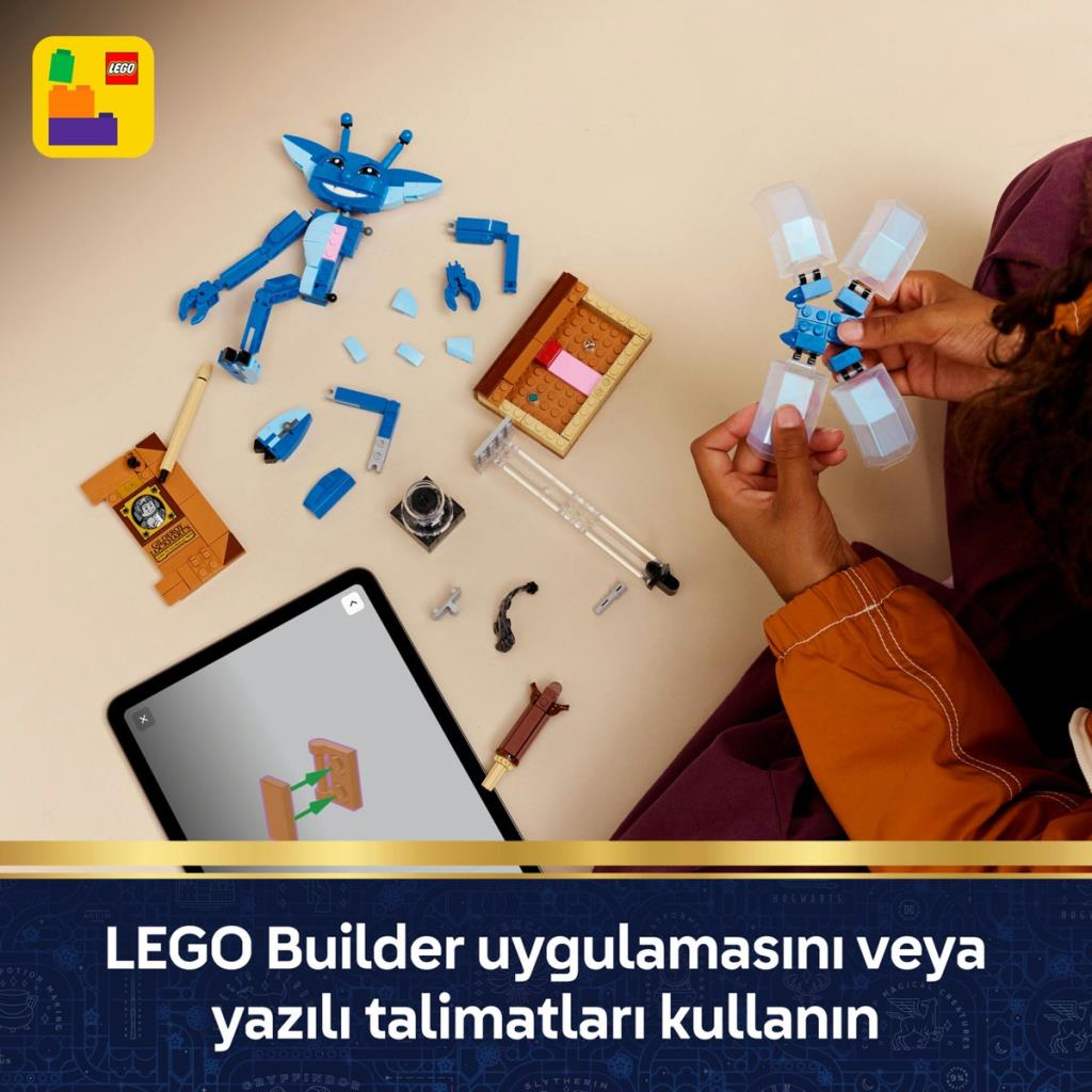 Bir çocuk mavi LEGO parçalarıyla bir tablet üzerindeki talimatlara bakarak inşa ediyor.