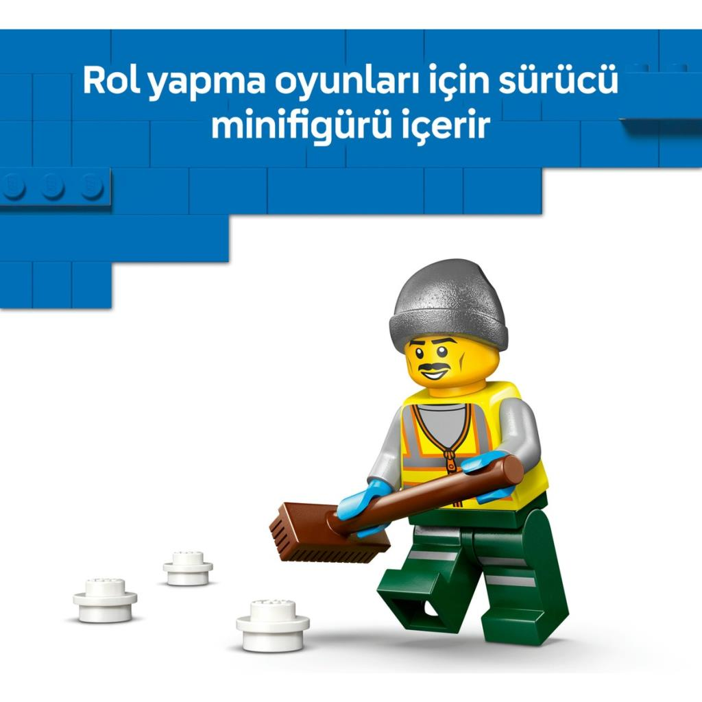 Figurka Lego z miotłą i czapką, obok białych klocków Lego.