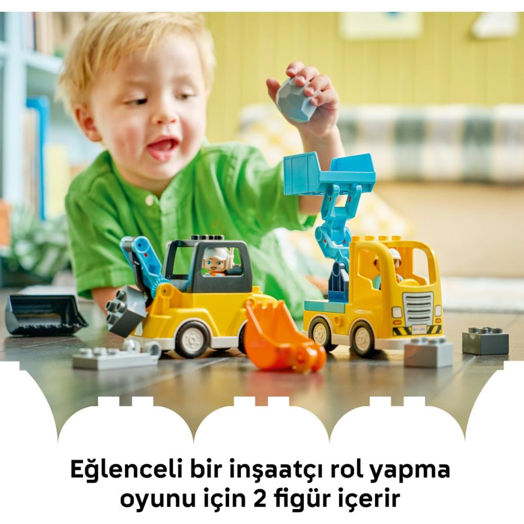 Bir çocuk, elinde taş tutarak sarı bloklu inşaat araçlarıyla oynuyor.