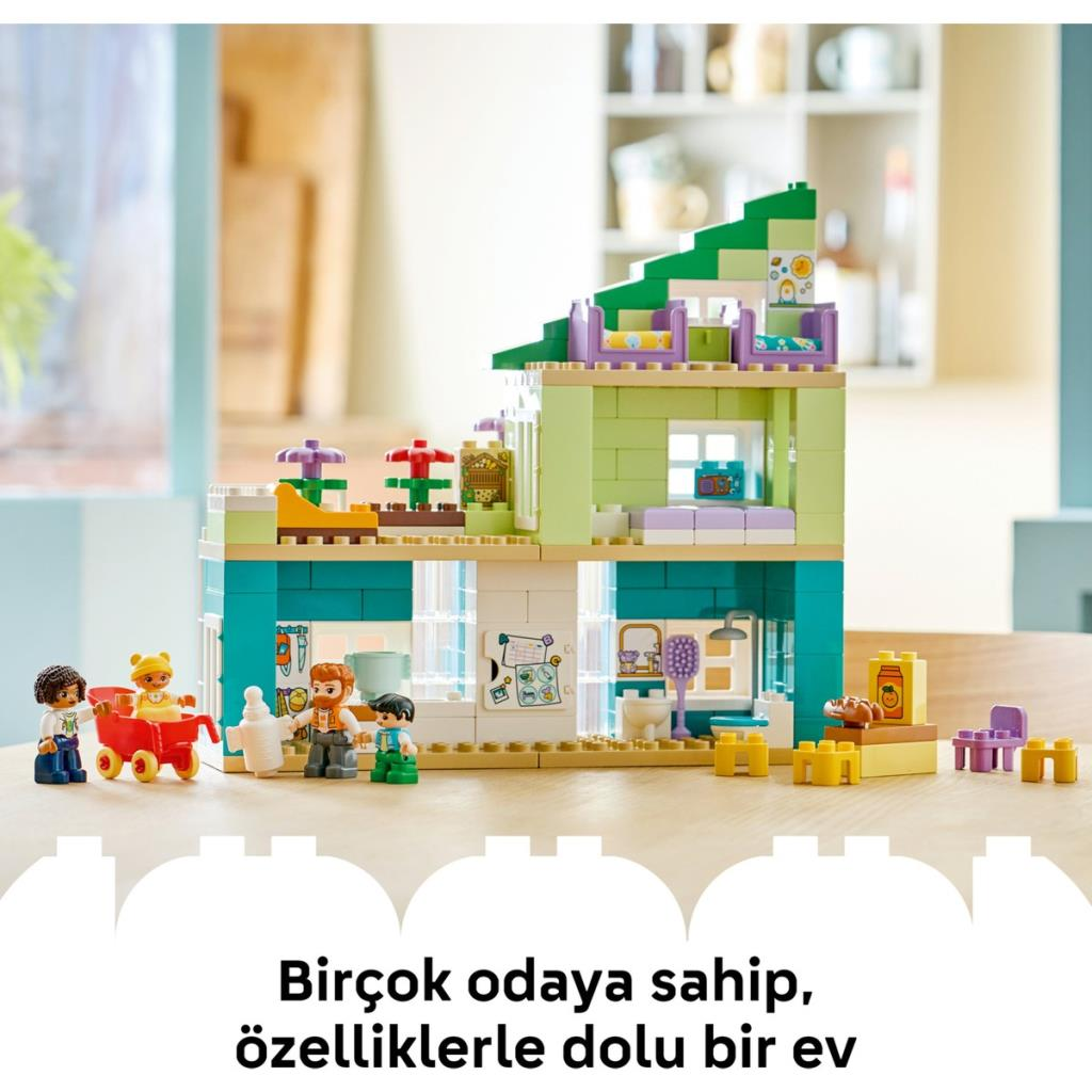 Kolorowy dom Lego z figurkami, samochodem i meblami na drewnianym stole.