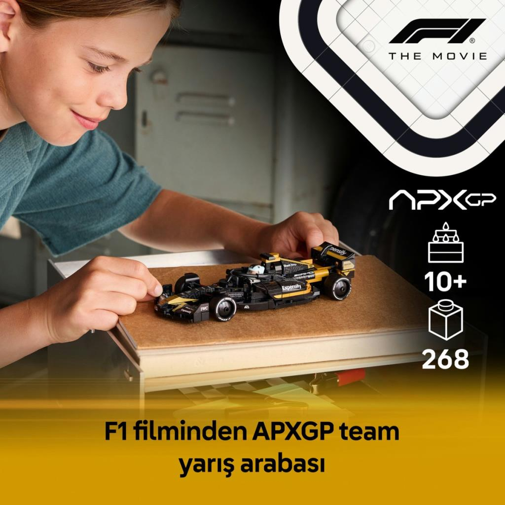 Bambino costruisce un'auto da corsa F1 nera e gialla, team APXGP.