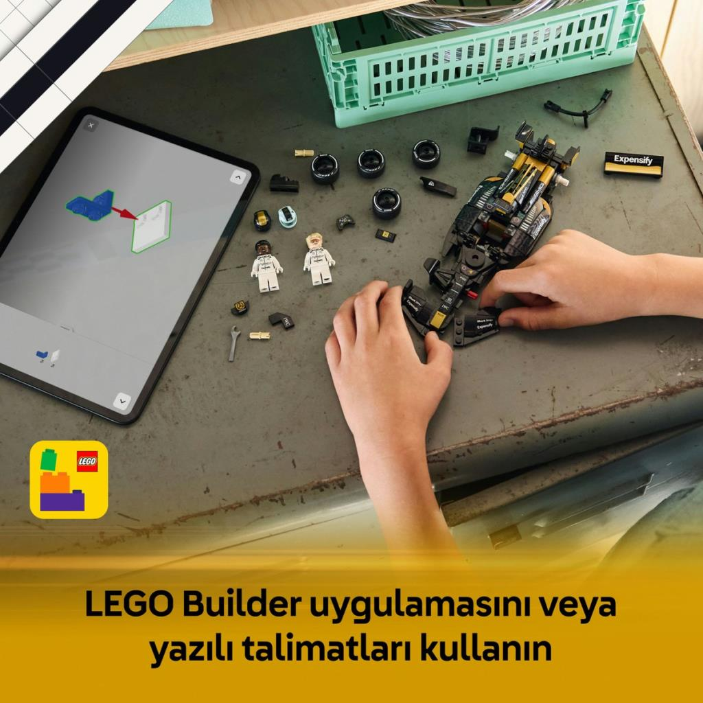 Bambino costruisce auto da corsa Lego nera; tablet mostra istruzioni.