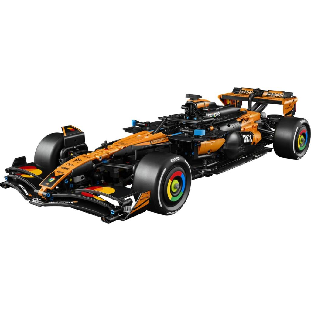Sponsorlu, siyah ve turuncu Formula 1 yarış arabası modeli.